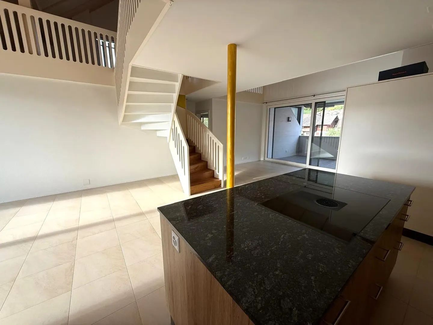 Appartement lumineux de 4,5 pièces avec deux balcons et une grande galerie - Photo 4 sur 22