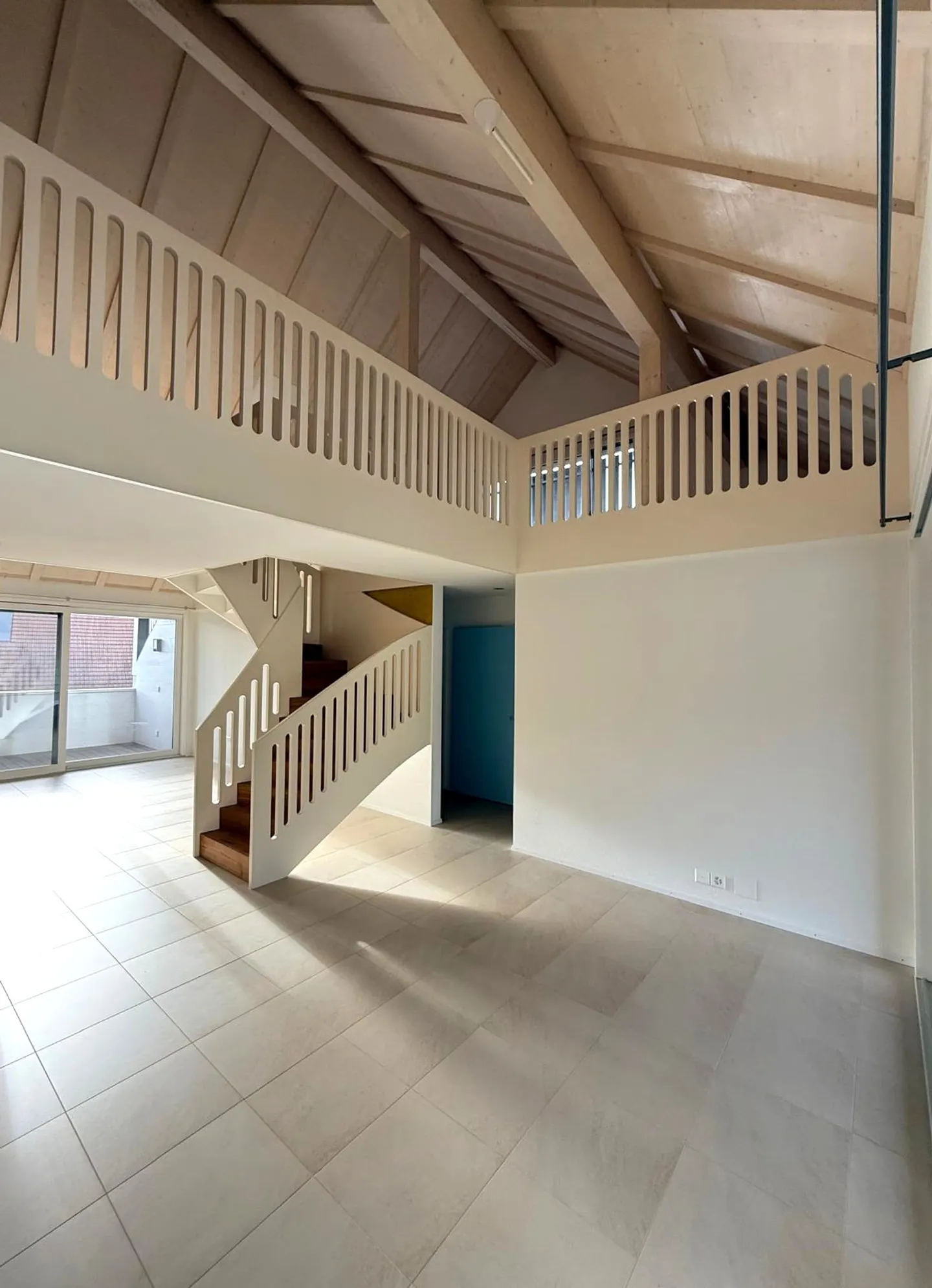 Appartement lumineux de 4,5 pièces avec deux balcons et une grande galerie - Photo 6 sur 22