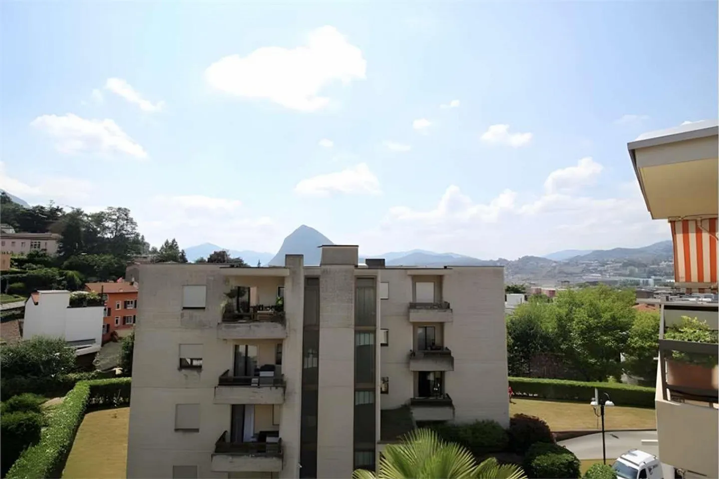 Bellissimo appartamento di 2,5 stanze all'ultimo piano con vista - Foto 3 di 9