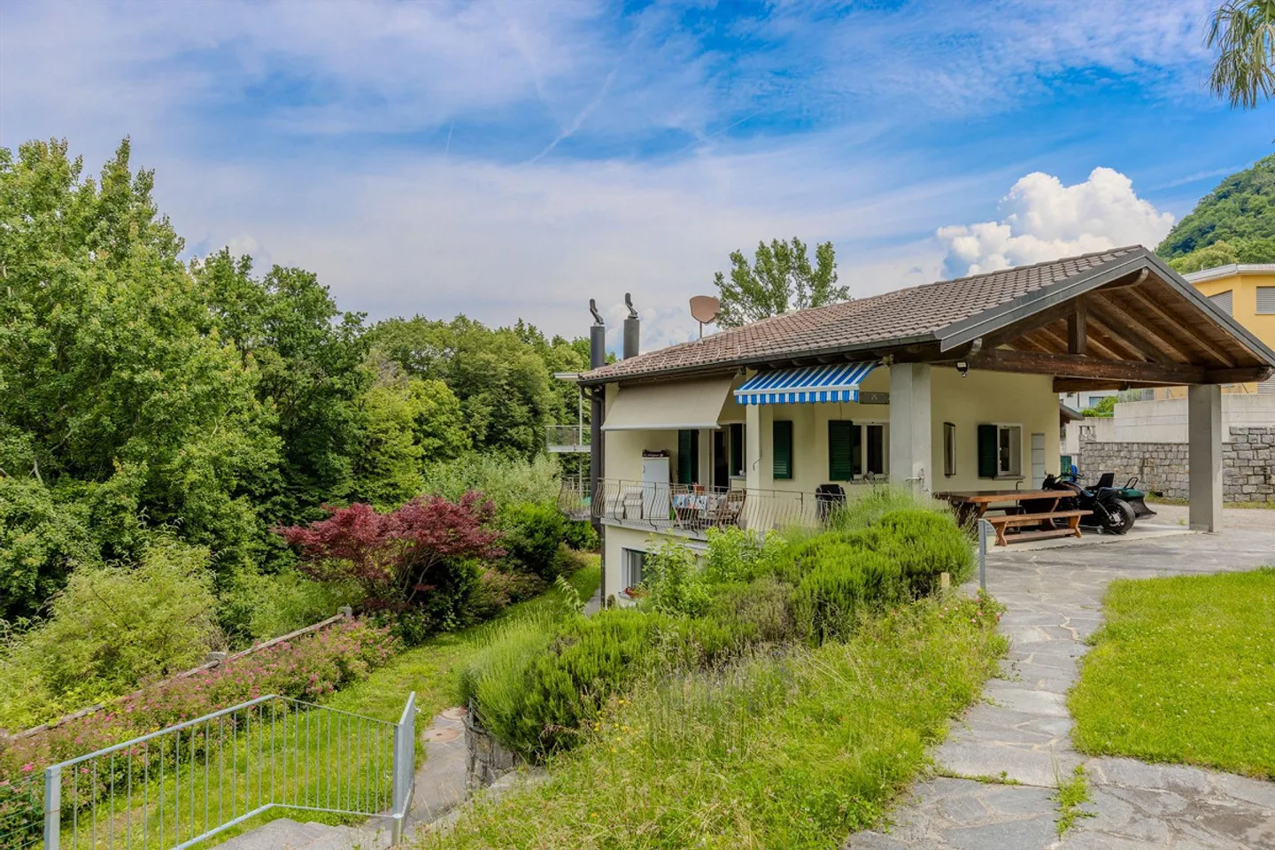 Villa with two residential units 6.5 with garden in the green surroundings of Carabbia - Photo 1 of 13