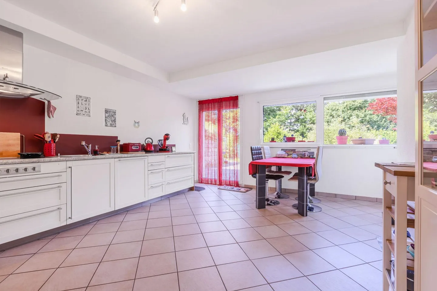 Villa with two residential units 6.5 with garden in the green surroundings of Carabbia - Photo 2 of 13