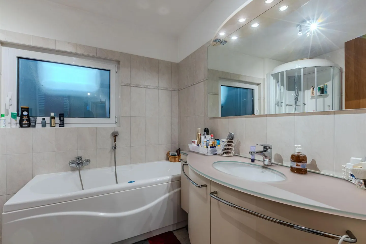 Villa with two residential units 6.5 with garden in the green surroundings of Carabbia - Photo 6 of 13