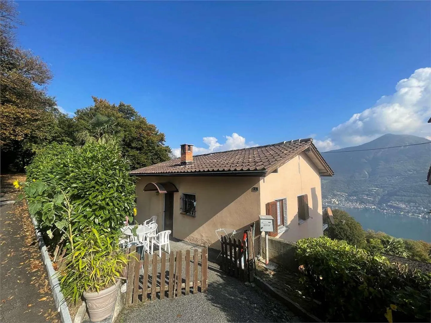Casa con due unità abitative e vista mozzafiato sul lago a Carona - Foto 3 di 10