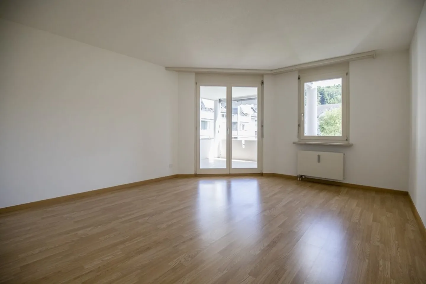 Spacious 3.5-Room Apartment - Photo 2 of 7
