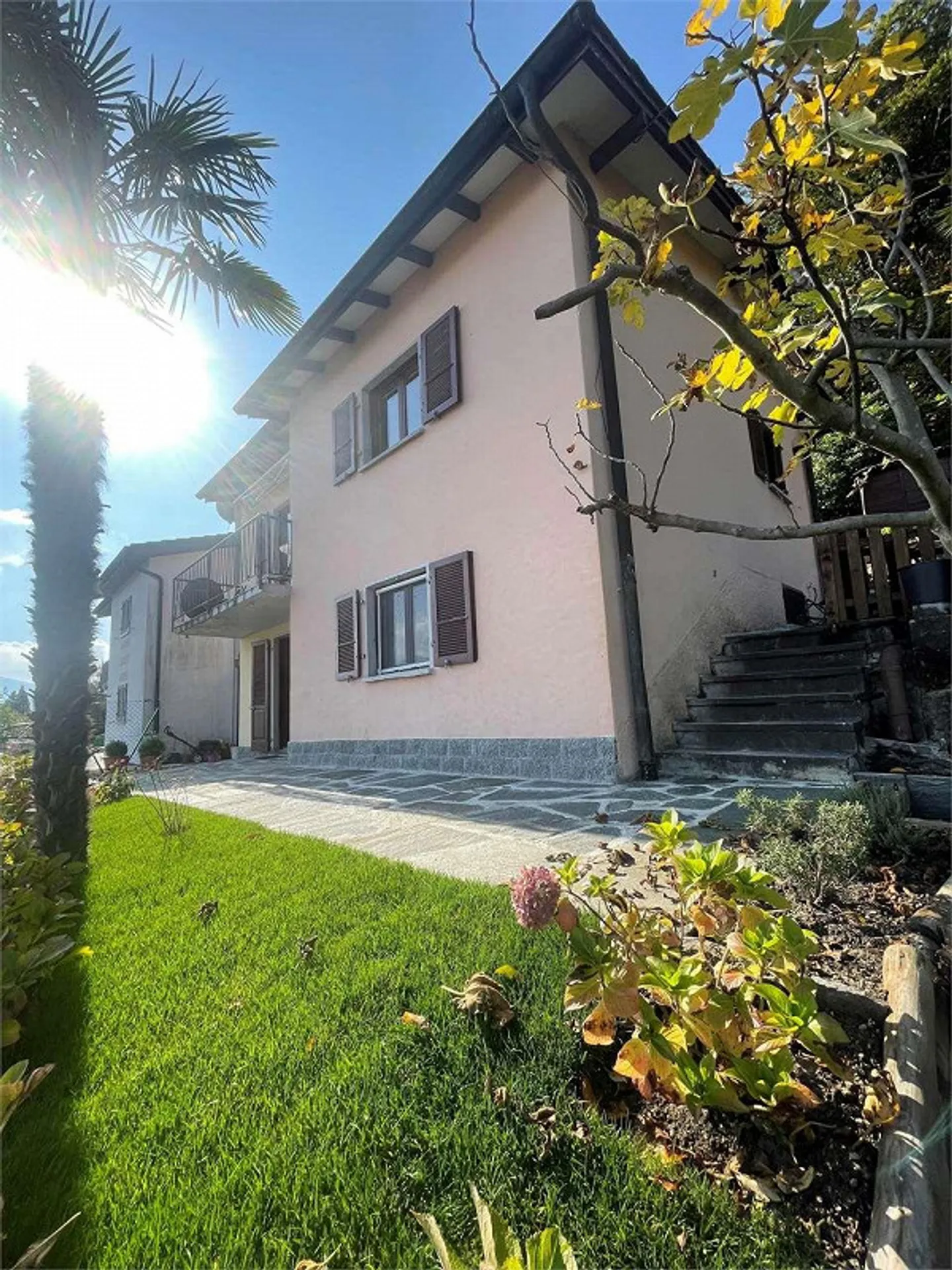 Casa con due unità abitative e vista mozzafiato sul lago a Carona - Foto 2 di 10
