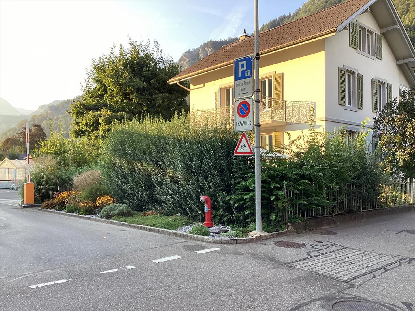 Très central appartement sous les combles de 3 pièces avec véranda - dans le beau Meiringen - Photo 1 sur 8