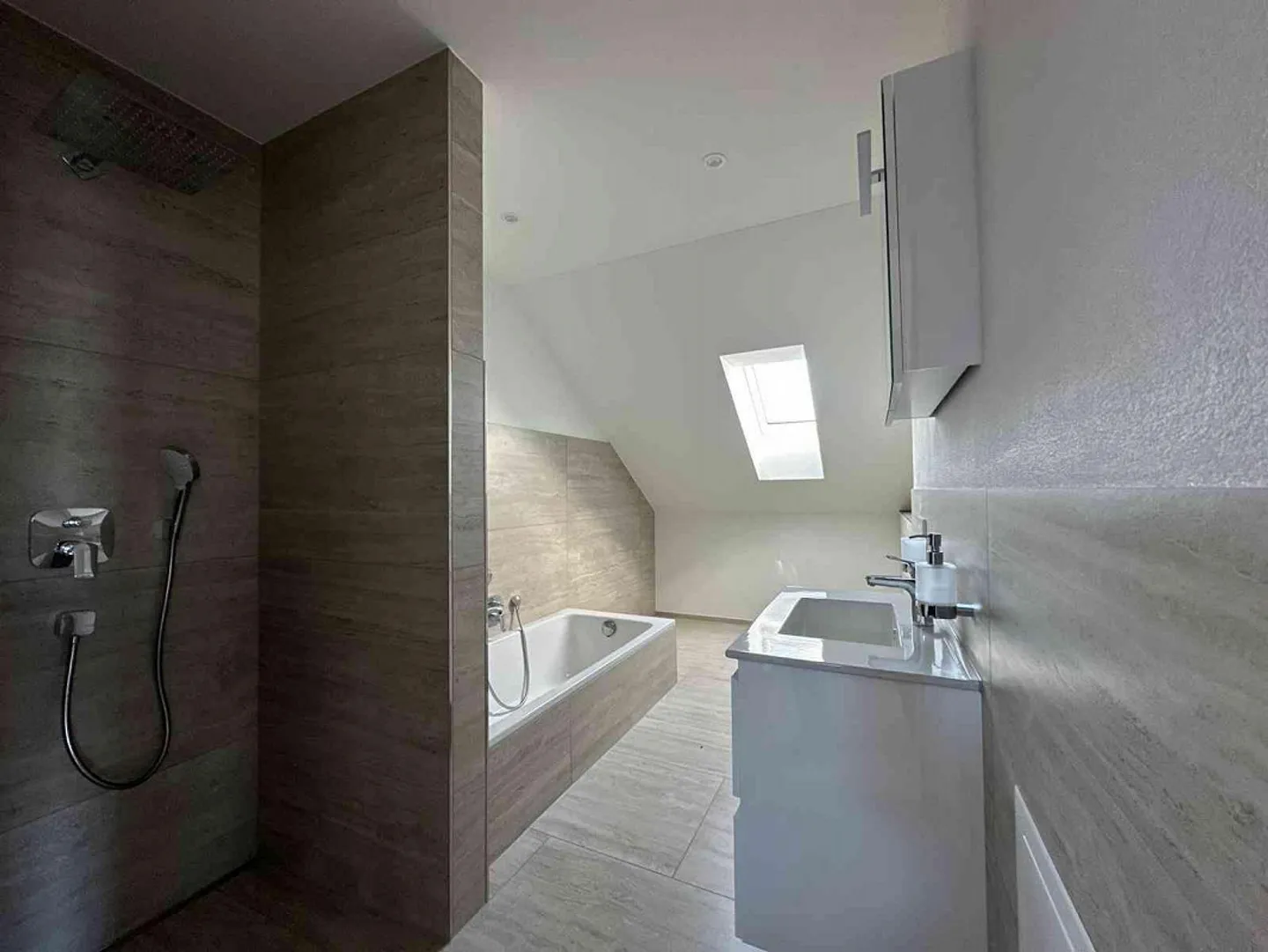 Beautiful 3.5 Room Attic Apartment with a View of Lake Hallwil - Photo 6 of 9