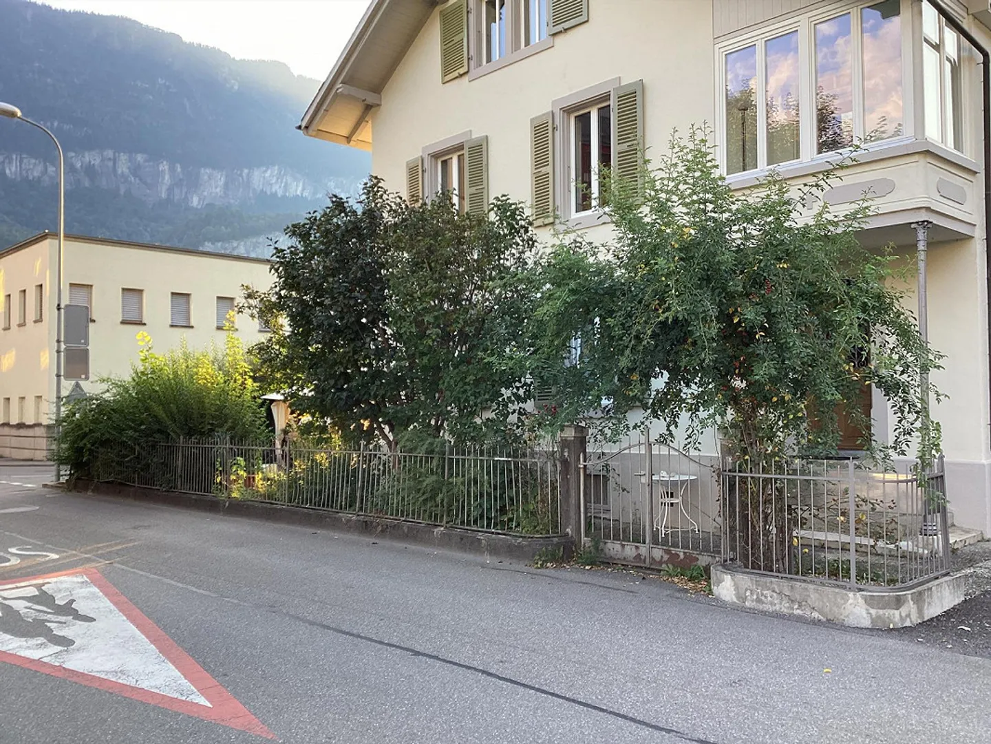 Très central appartement sous les combles de 3 pièces avec véranda - dans le beau Meiringen - Photo 2 sur 8
