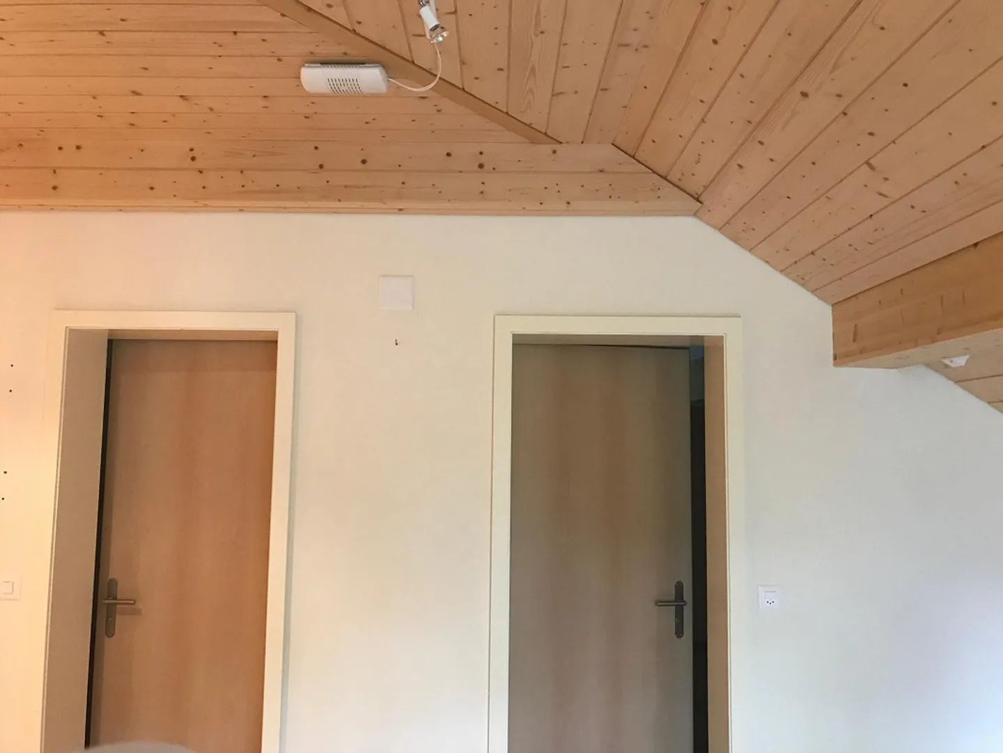 Très central appartement sous les combles de 3 pièces avec véranda - dans le beau Meiringen - Photo 5 sur 8