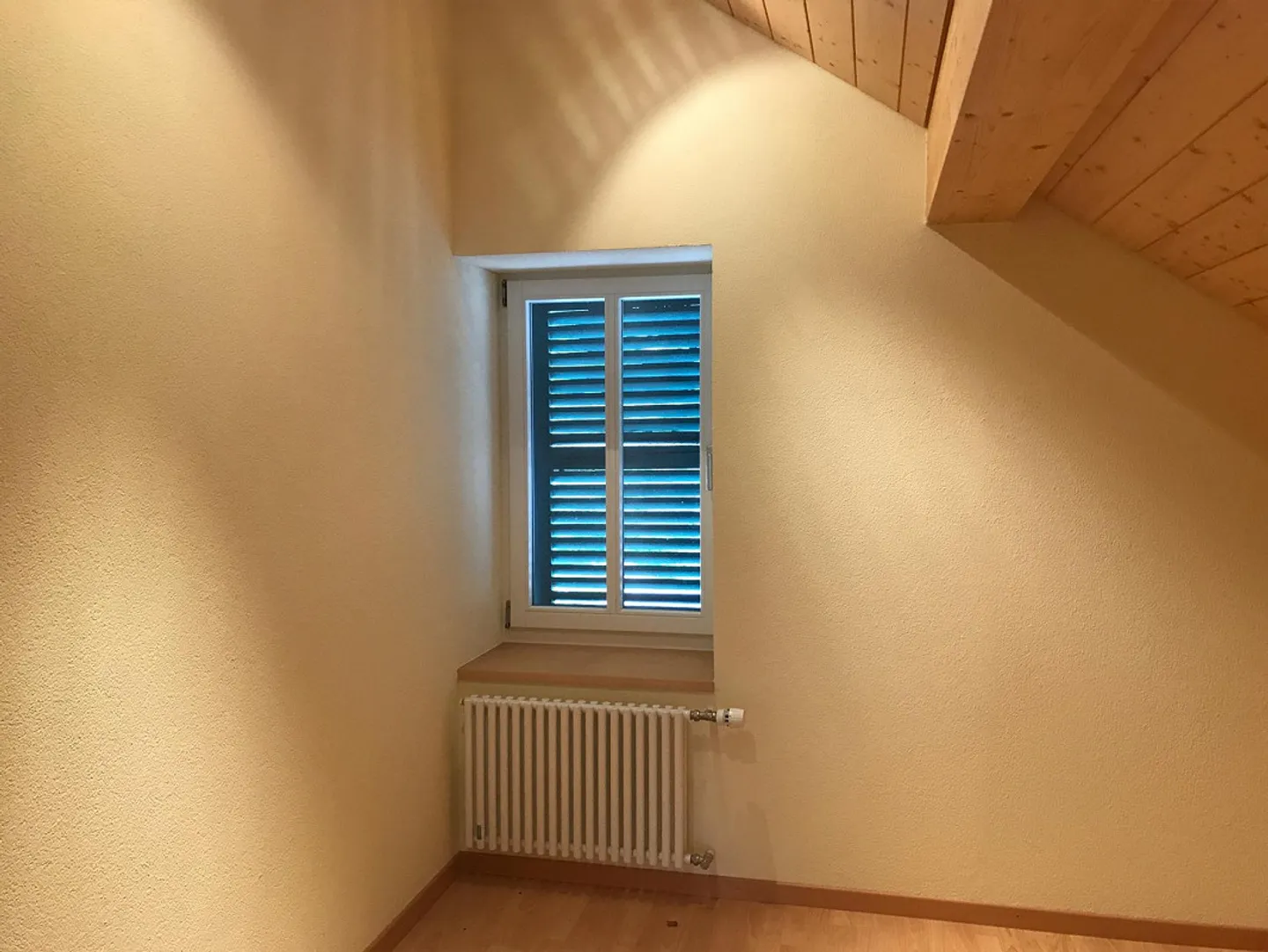 Très central appartement sous les combles de 3 pièces avec véranda - dans le beau Meiringen - Photo 6 sur 8