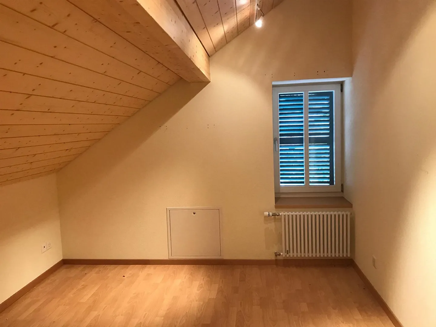 Très central appartement sous les combles de 3 pièces avec véranda - dans le beau Meiringen - Photo 7 sur 8