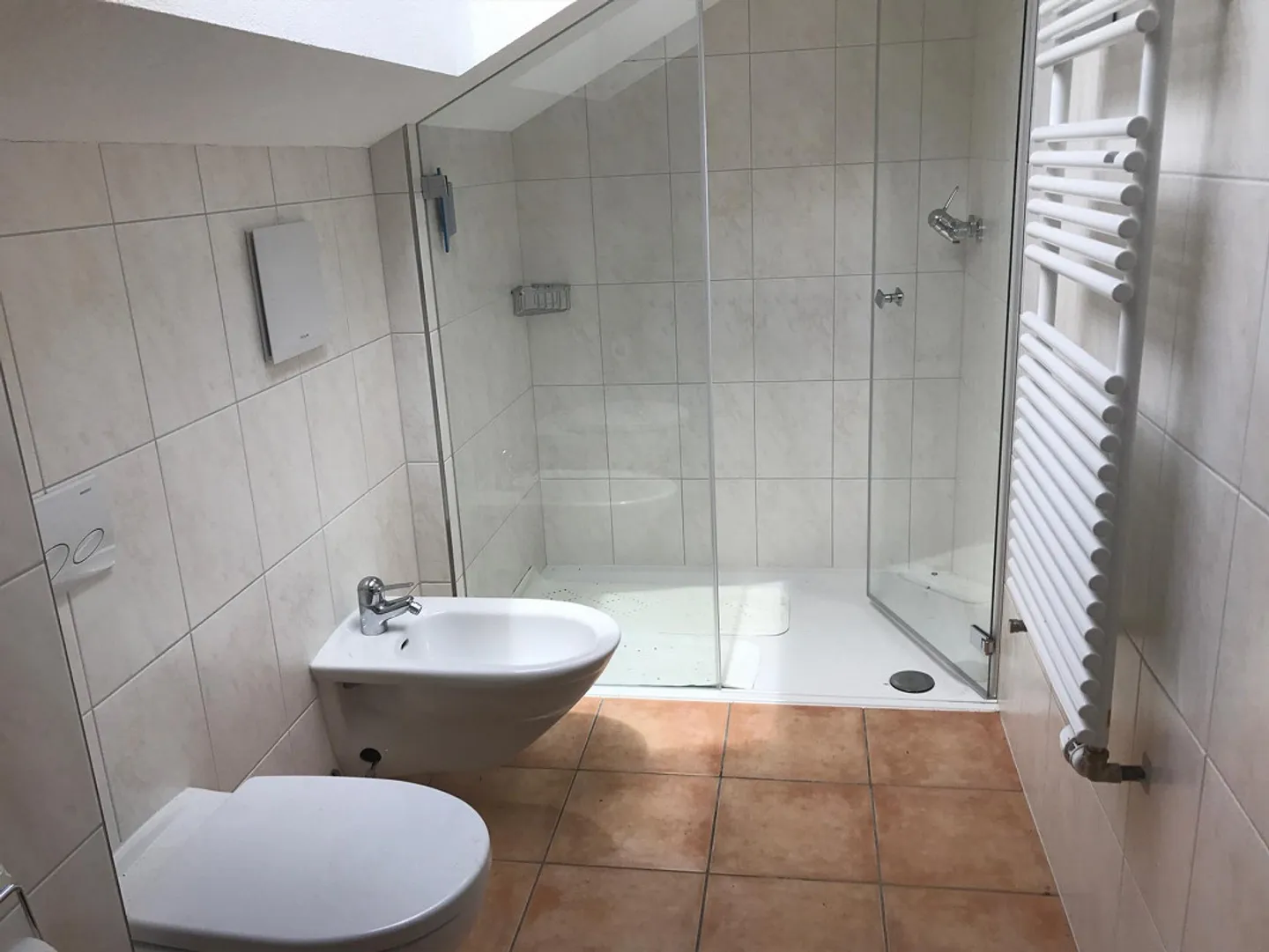 Très central appartement sous les combles de 3 pièces avec véranda - dans le beau Meiringen - Photo 8 sur 8