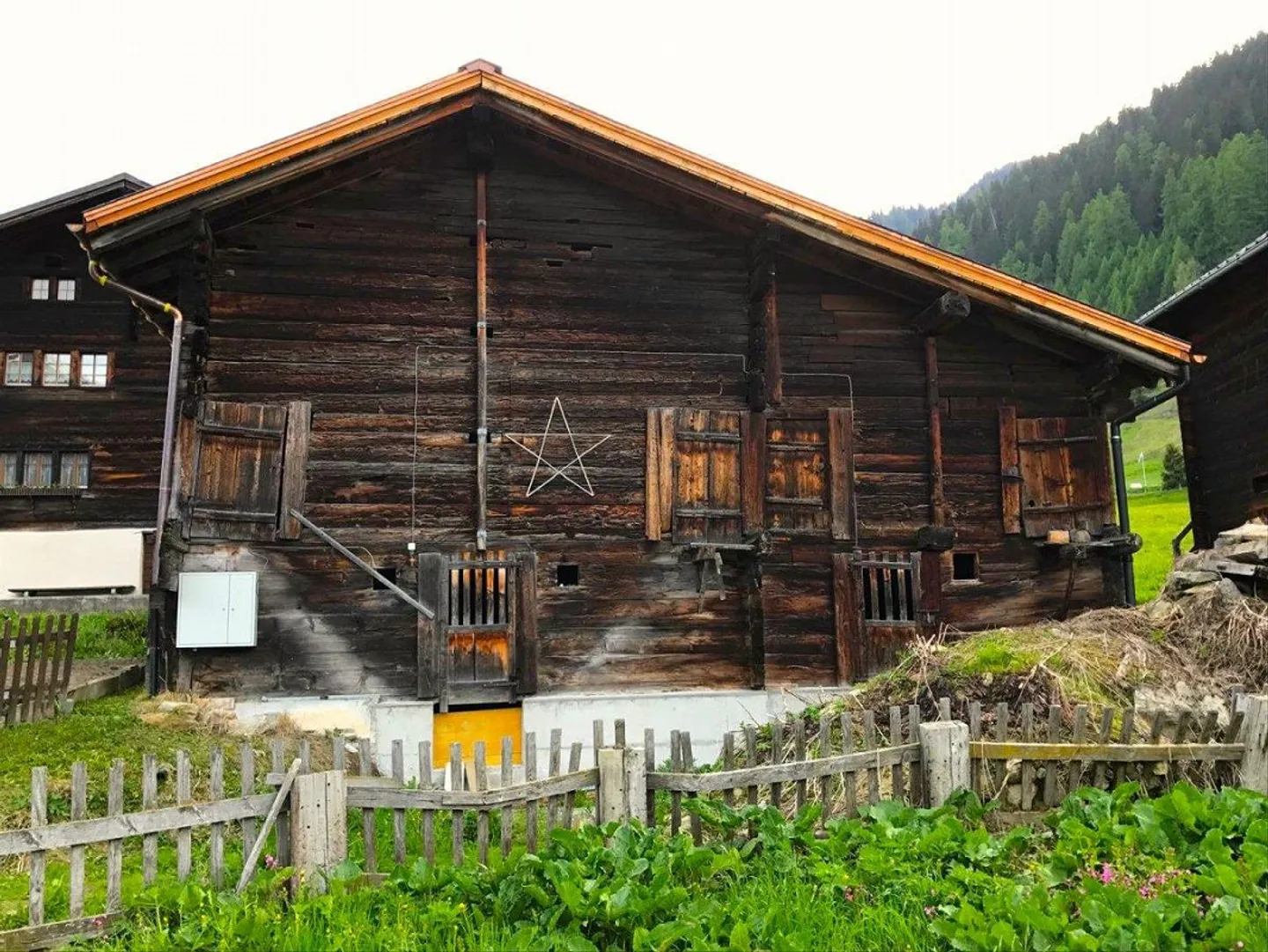 Stable for conversion in idyllic location in Goms - Photo 2 of 11