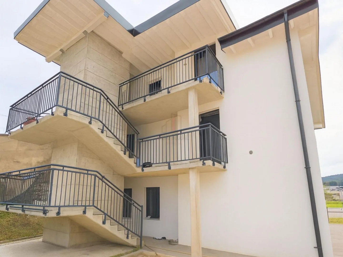 INTIME ET ACCUEILLANT DEUX PIÈCES À STABIO - Photo 9 sur 10