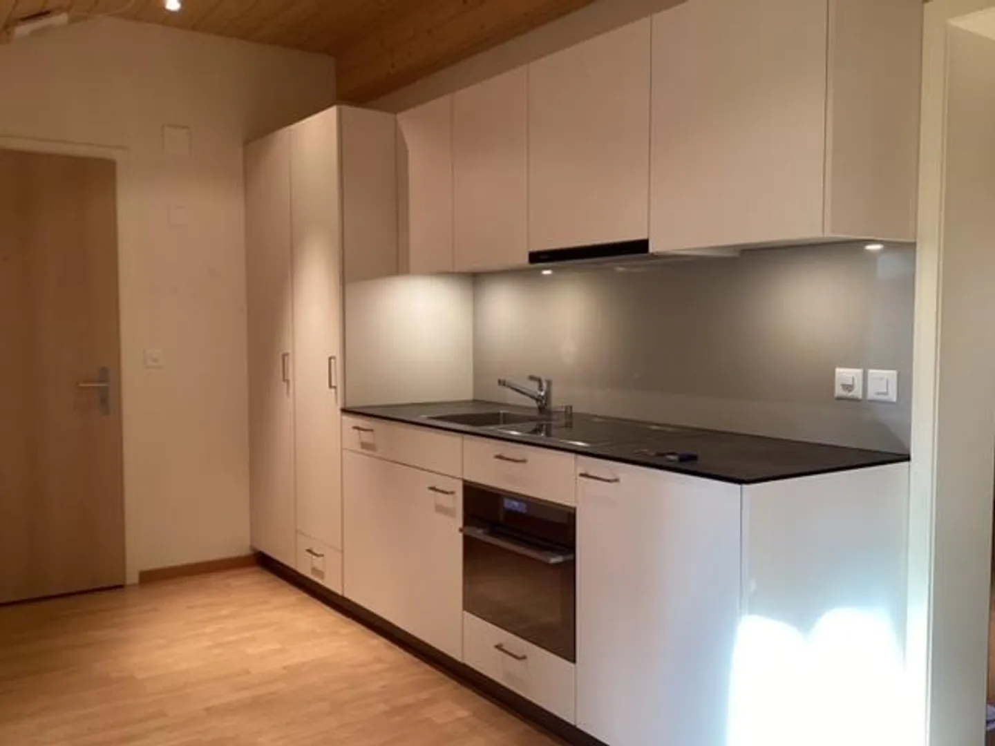 Très central appartement sous les combles de 3 pièces avec véranda - dans le beau Meiringen - Photo 4 sur 8