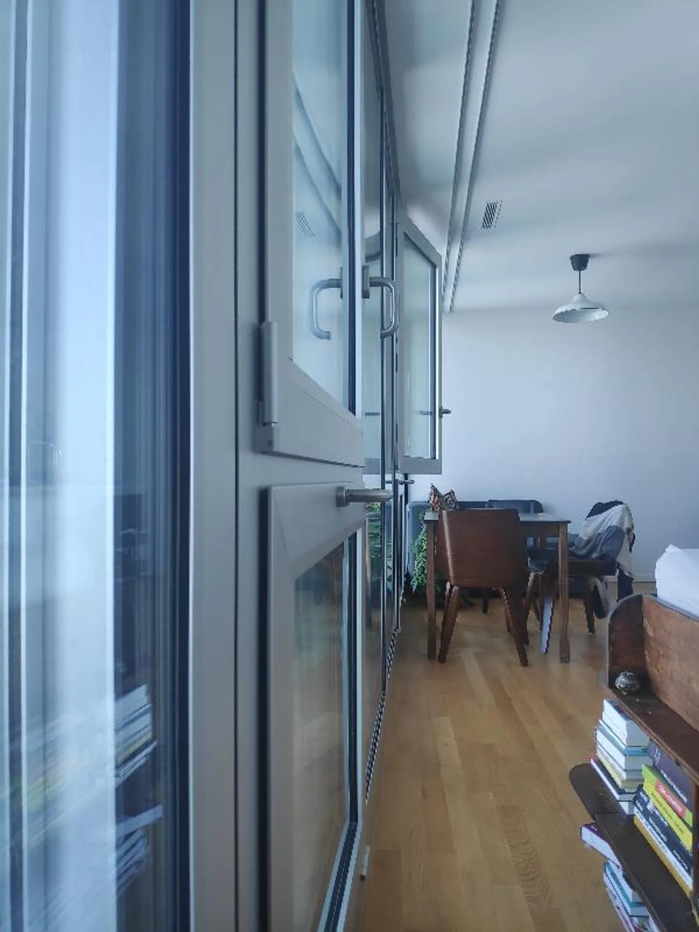 Moderne 1,5-Zimmer-Wohnung mit großen Fenstern - Foto 2 von 5