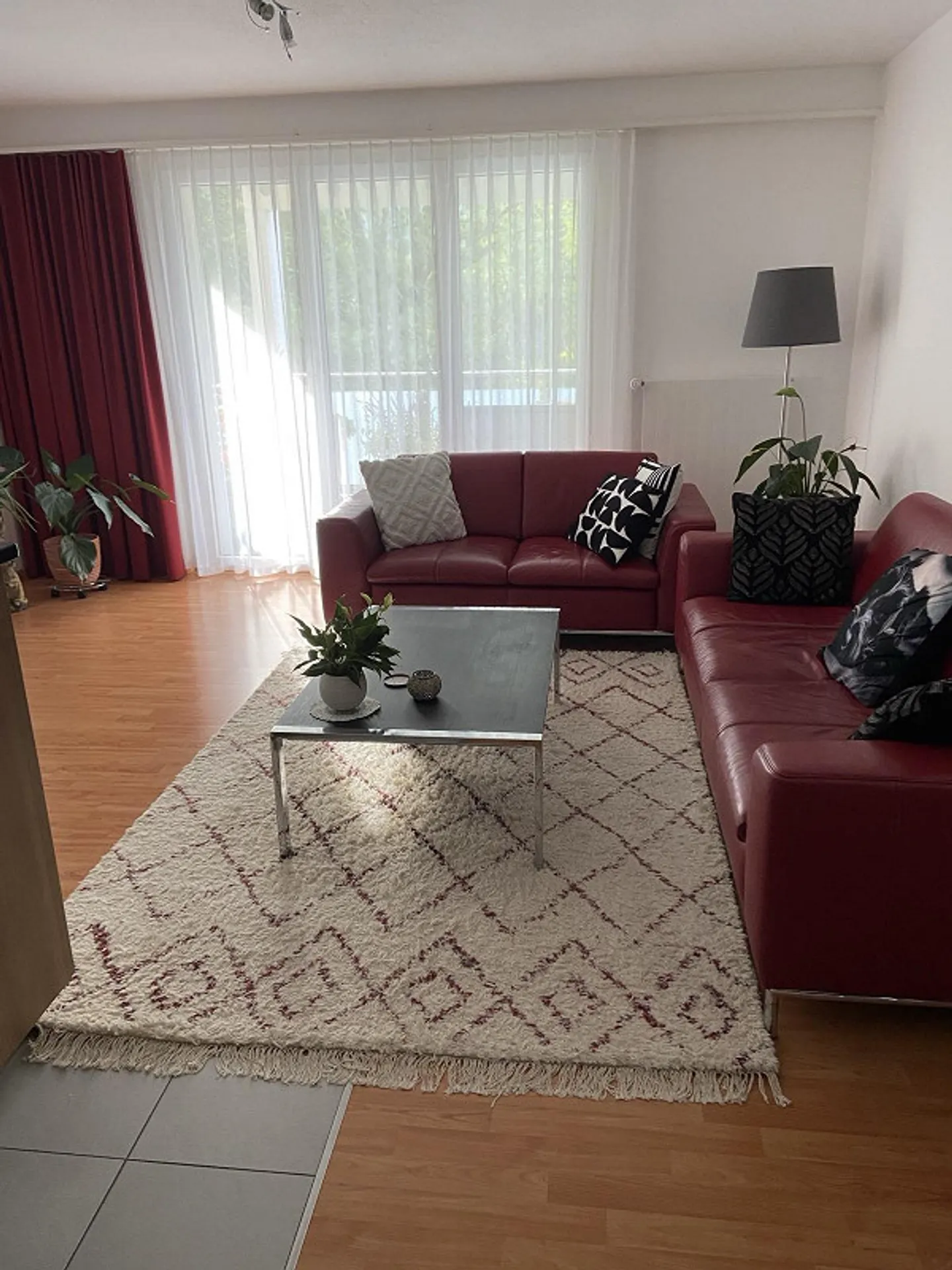 Charming and bright 4-room apartment for rent from 01.12.2026 - Photo 3 of 4