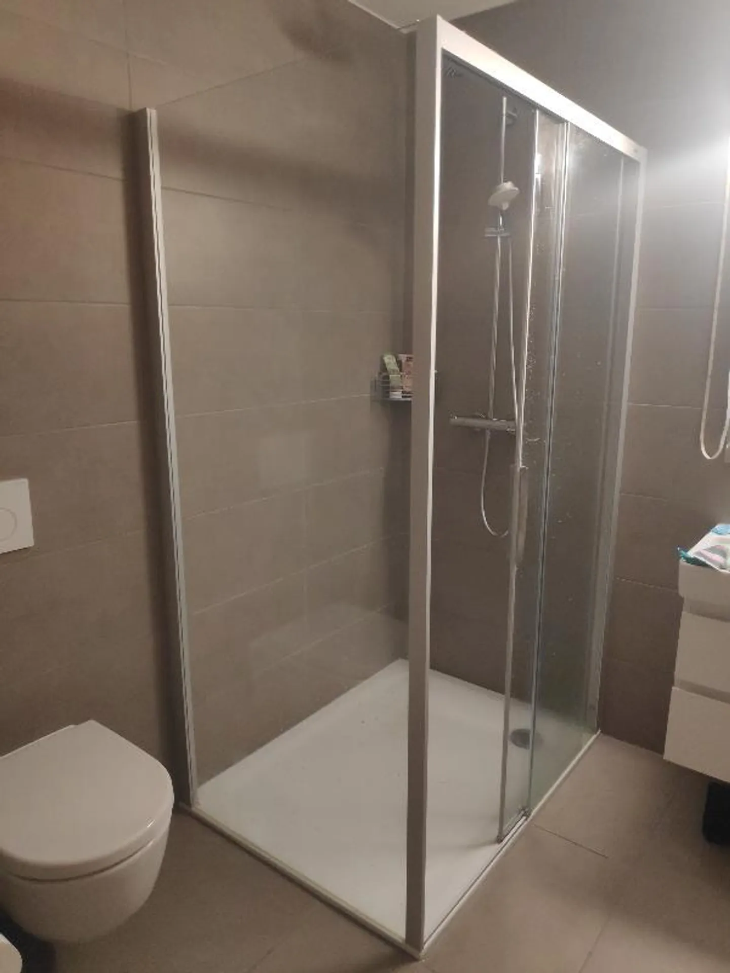 Moderne 1,5-Zimmer-Wohnung mit großen Fenstern - Foto 5 von 5
