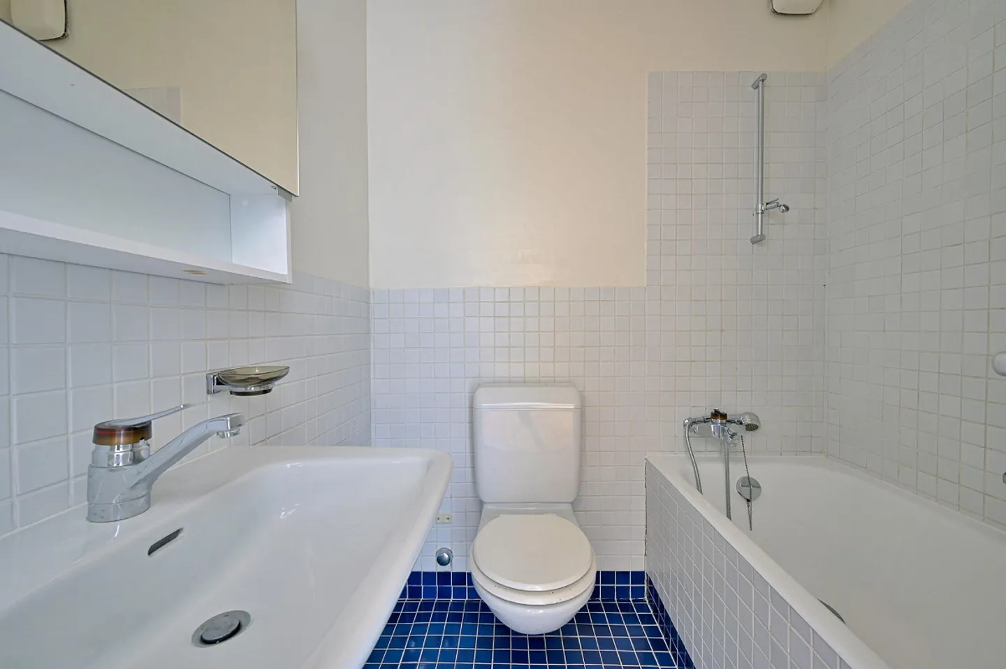 Studio with lake view - Photo 3 of 4