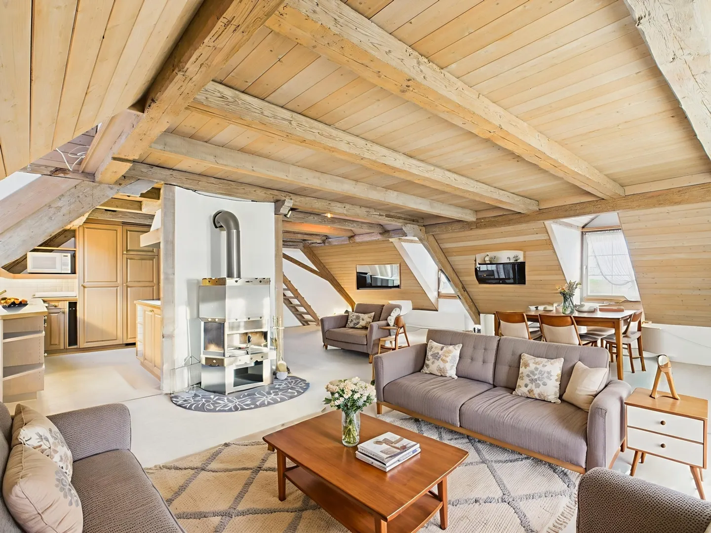 Appartement penthouse unique de 5,5 pièces à Hauptwil, canton de TG - Photo 2 sur 13