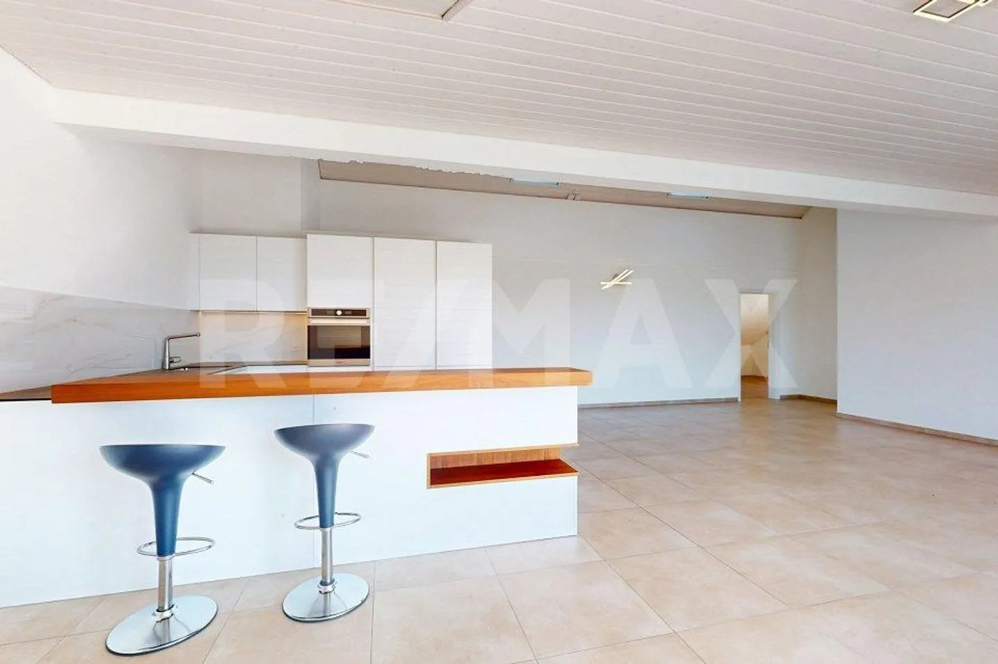 Moderno: appartamento mansardato di 3,5 locali con vista a Golaten (Kallnach) - Foto 2 di 13