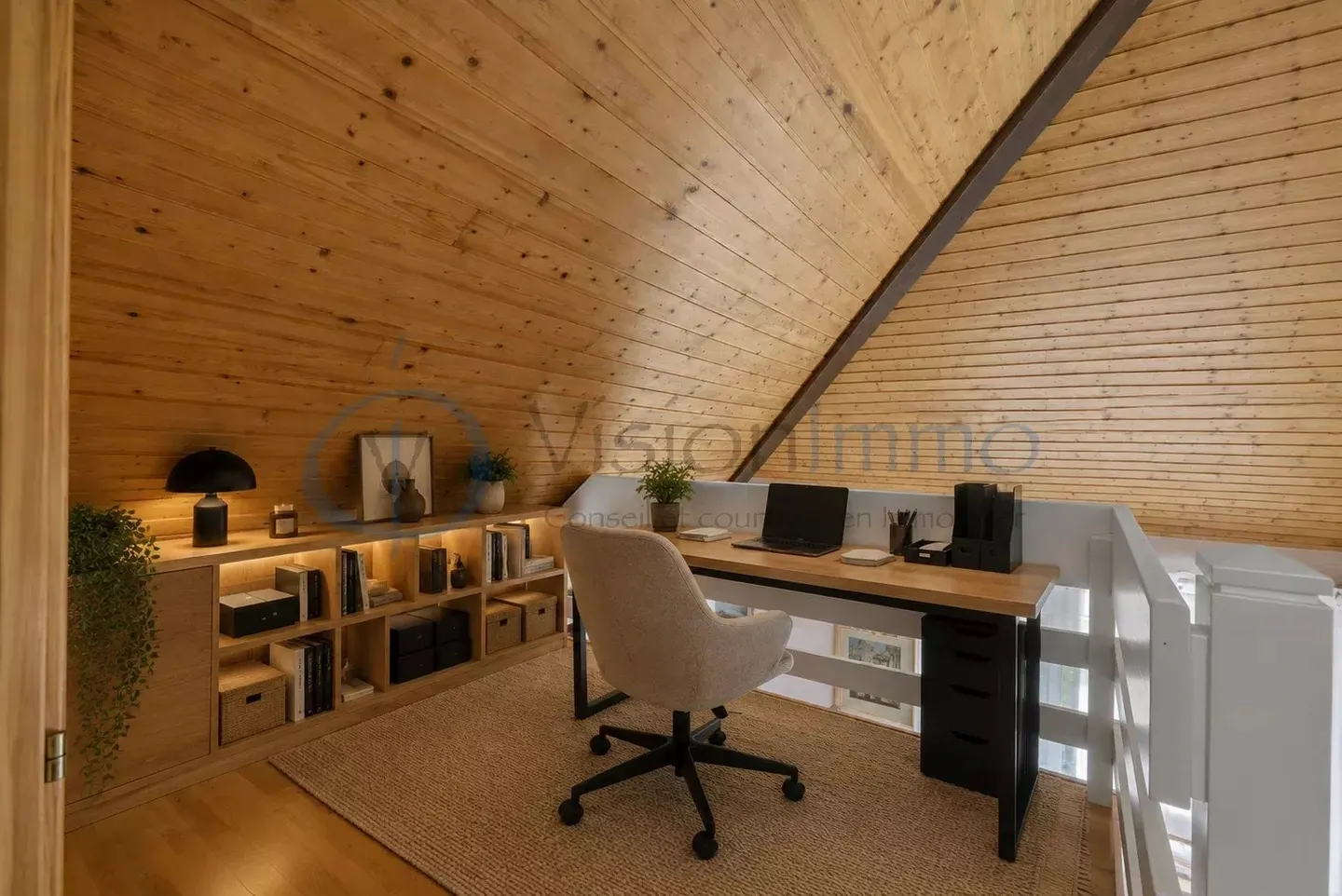 Charming Top-Floor Apartment - Photo 6 of 20