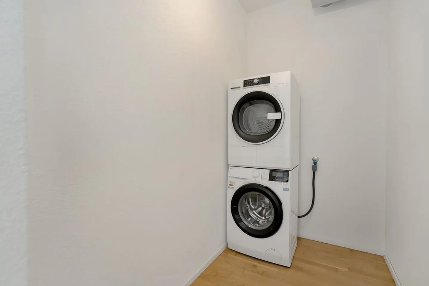 Vivere moderno in posizione privilegiata con giardino privato - Foto 5 di 11