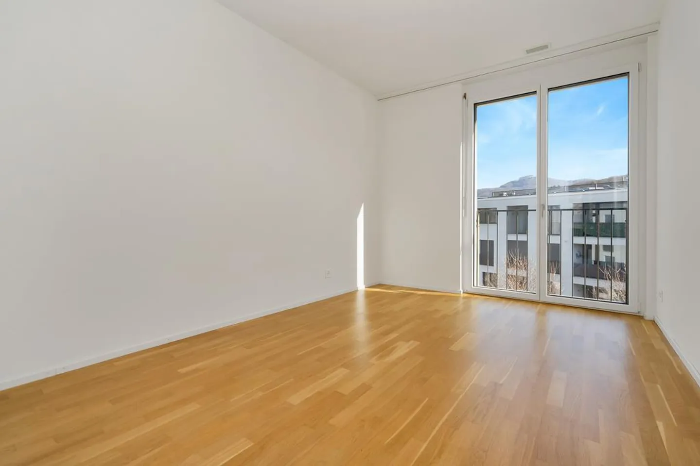 Vivere moderno in posizione privilegiata con giardino privato - Foto 8 di 11