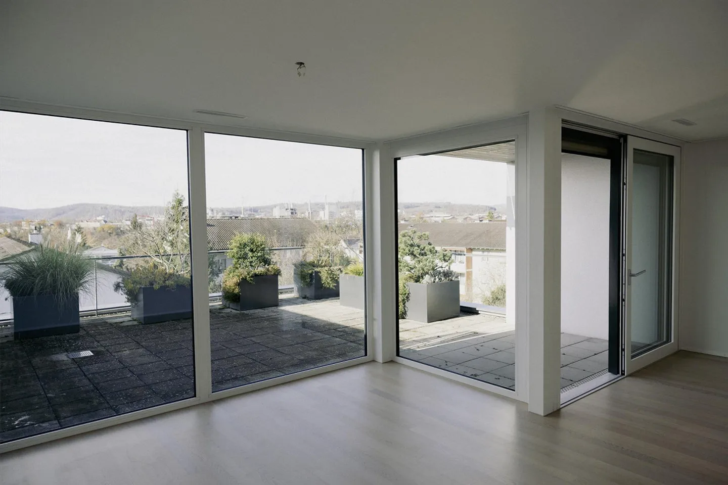 Ampio e luminoso appartamento con terrazza di 3,5 stanze - Foto 2 di 15