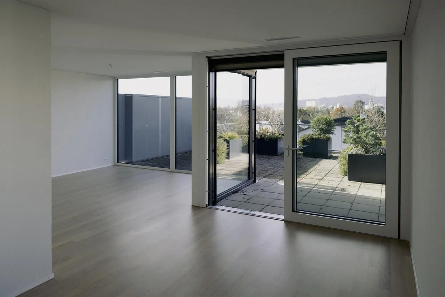 Ampio e luminoso appartamento con terrazza di 3,5 stanze - Foto 3 di 15