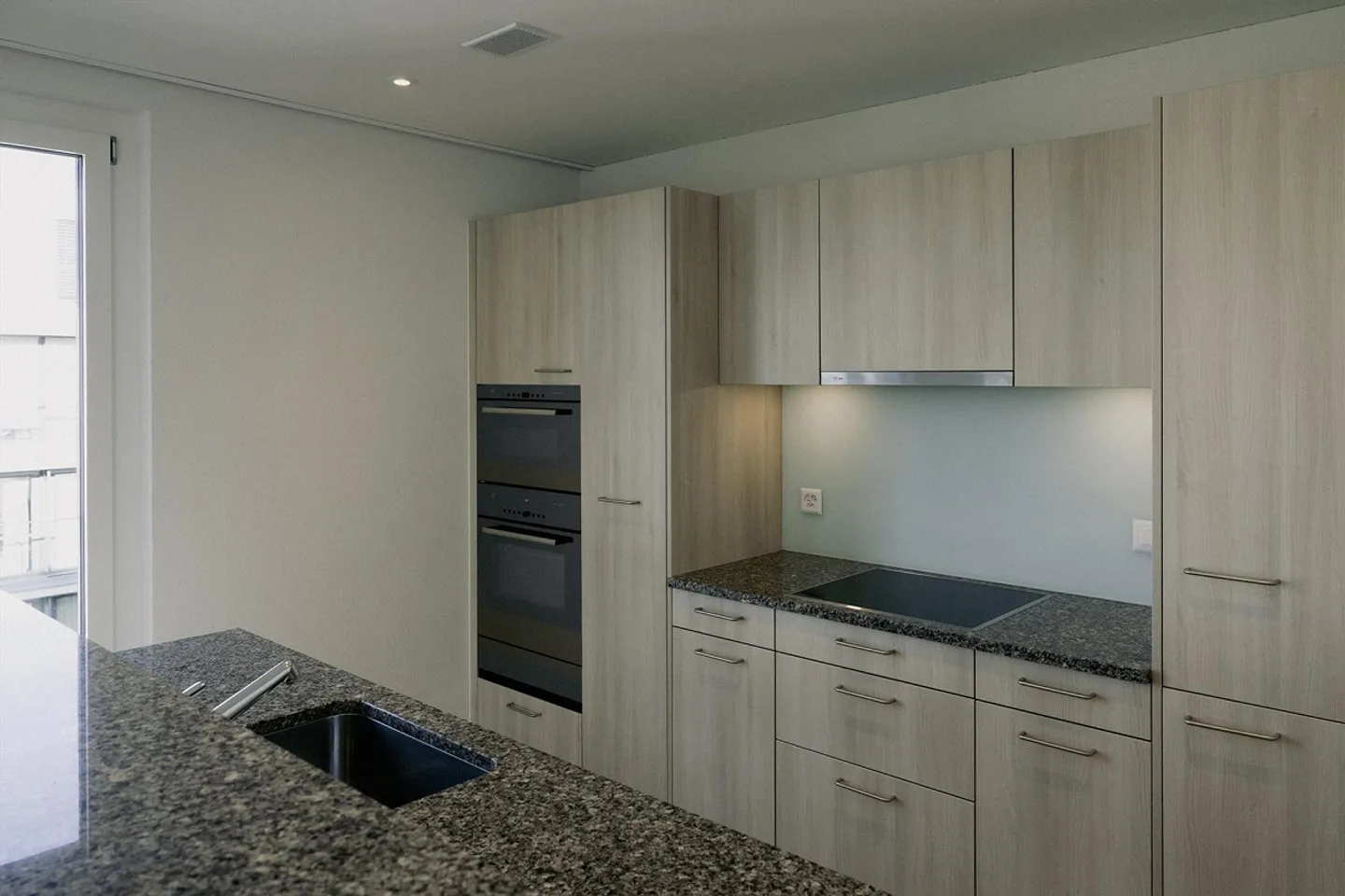 Ampio e luminoso appartamento con terrazza di 3,5 stanze - Foto 6 di 15