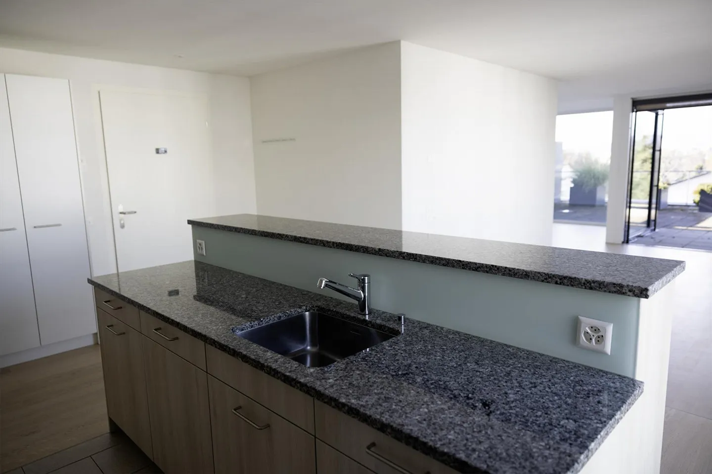 Ampio e luminoso appartamento con terrazza di 3,5 stanze - Foto 7 di 15