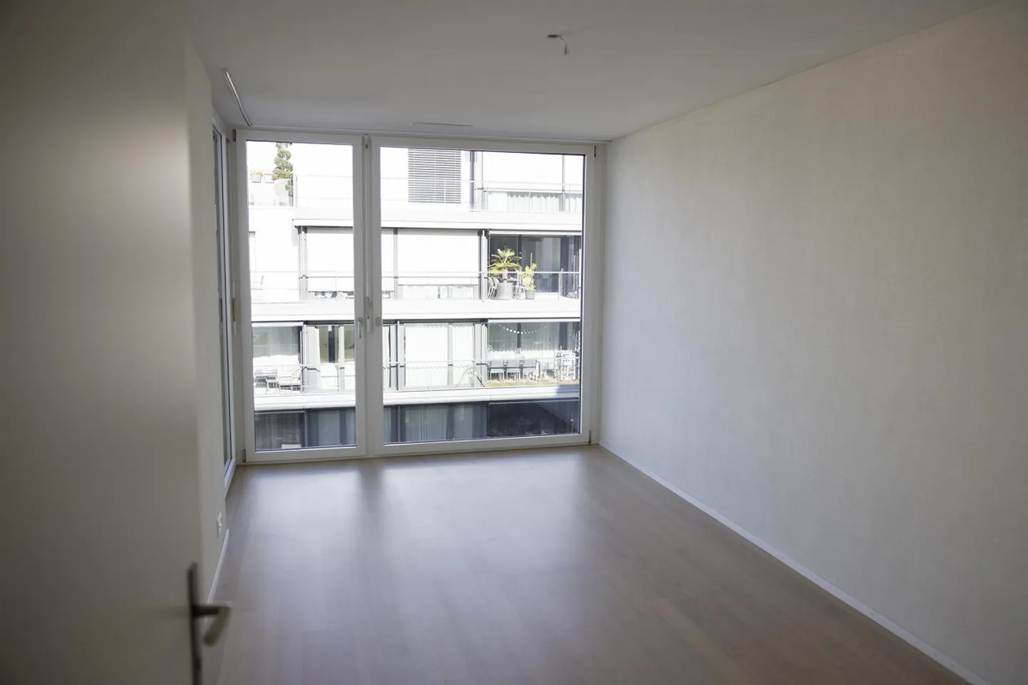 Ampio e luminoso appartamento con terrazza di 3,5 stanze - Foto 10 di 15