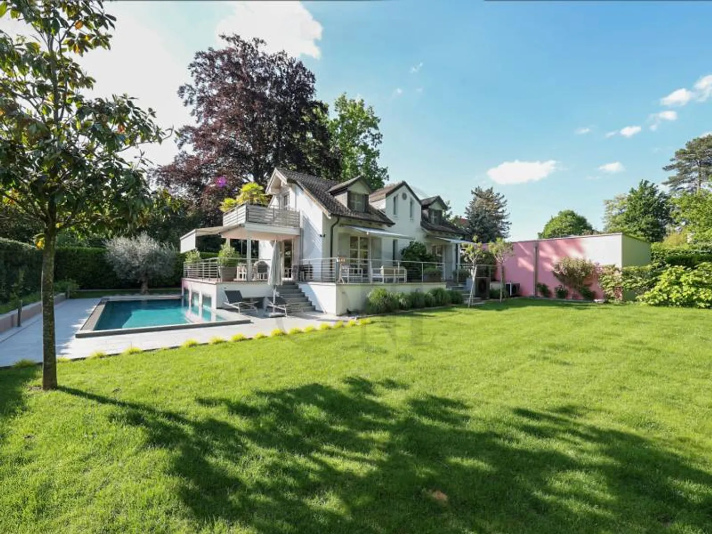 Familienvilla mit Schwimmbad, zwischen Charme und Komfort - Foto 2 von 9