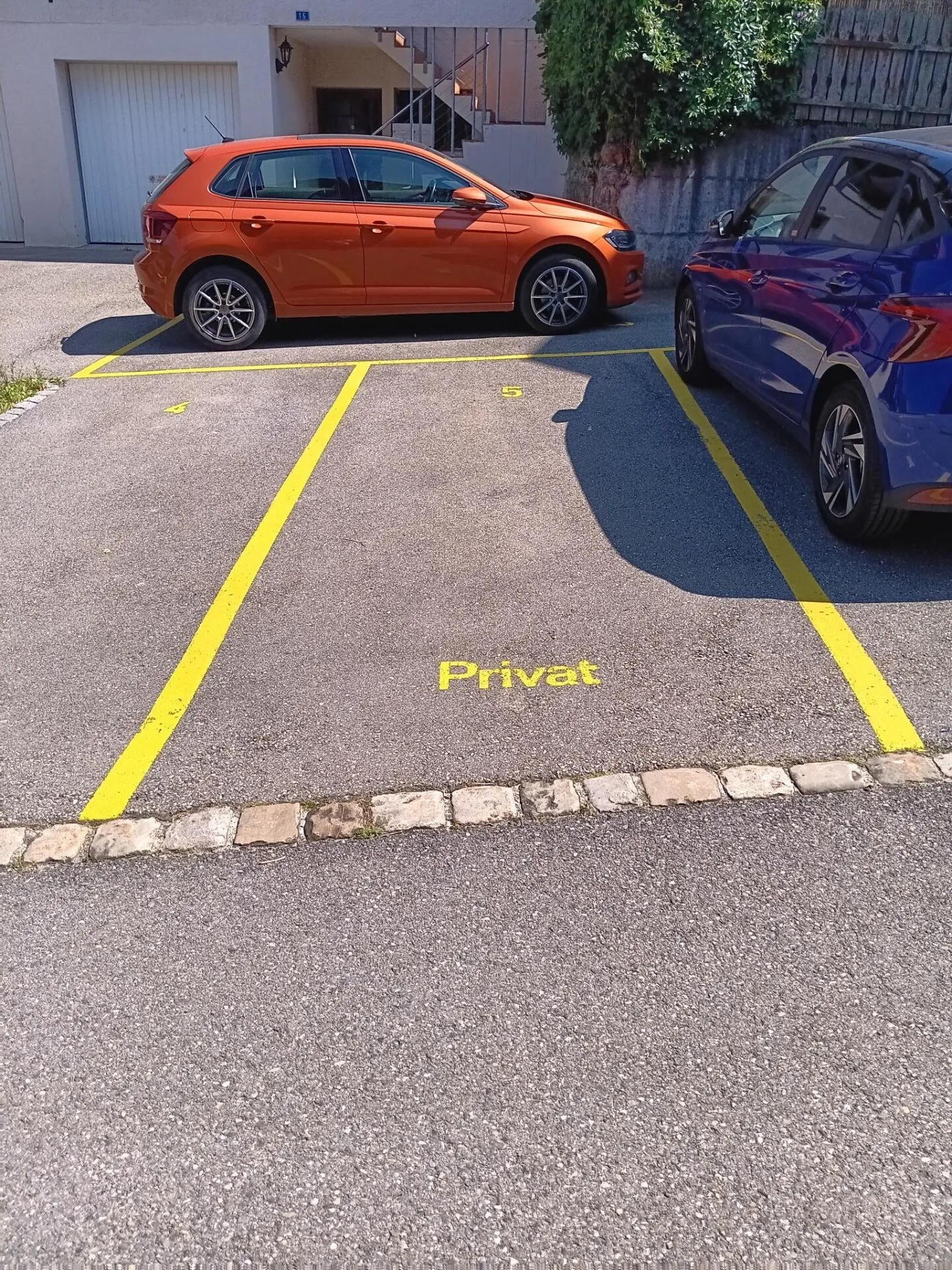 Place de parking pour petites voitures ou motos - Photo 2 sur 2