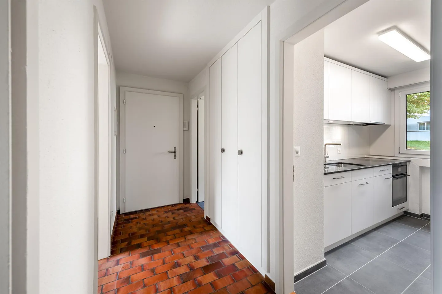Modernes Apartment mit Balkon - Foto 4 von 10