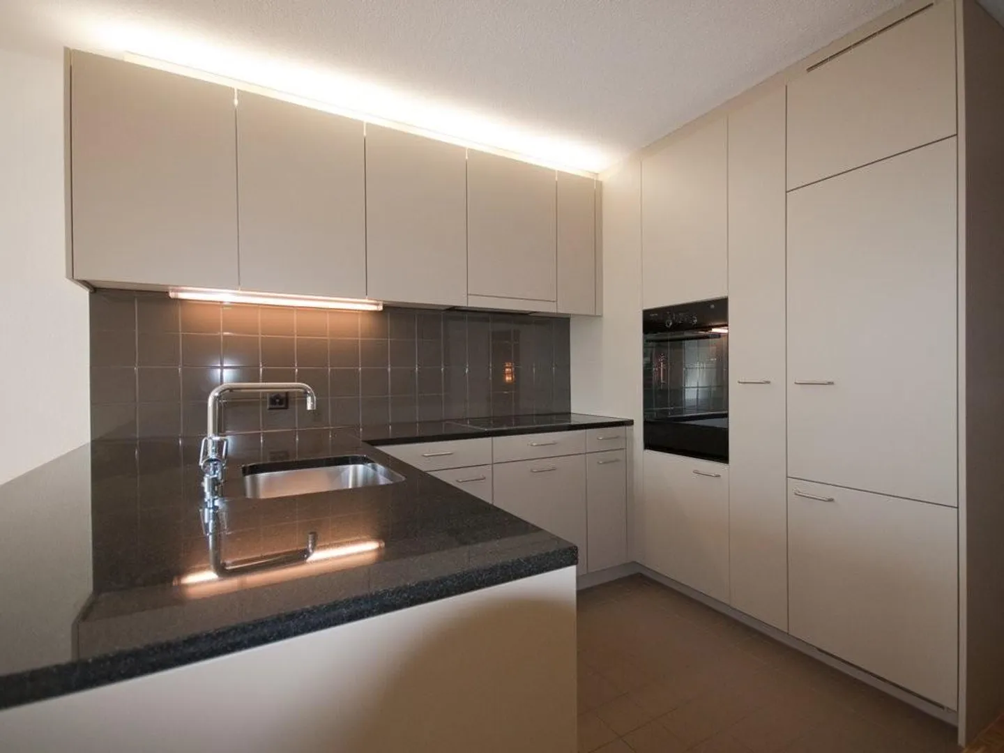 Hire without deposit - living in green surroundings - Photo 3 of 11