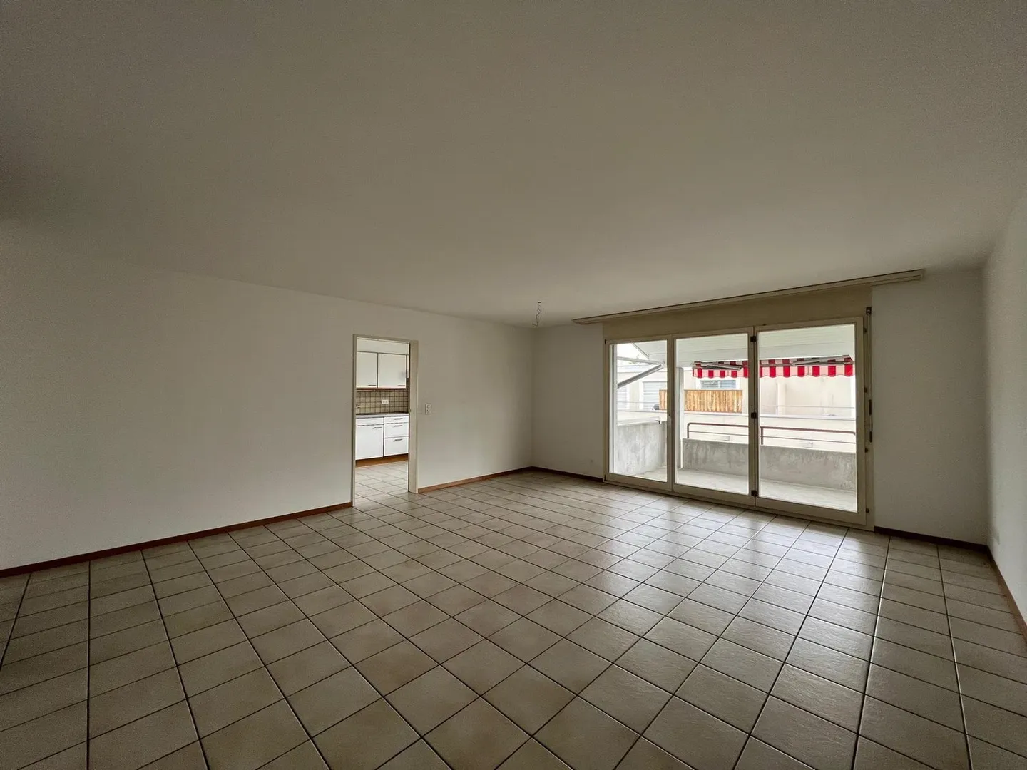 Bell'appartamento di 3,5 locali con balcone e nuova cucina - Foto 5 di 11