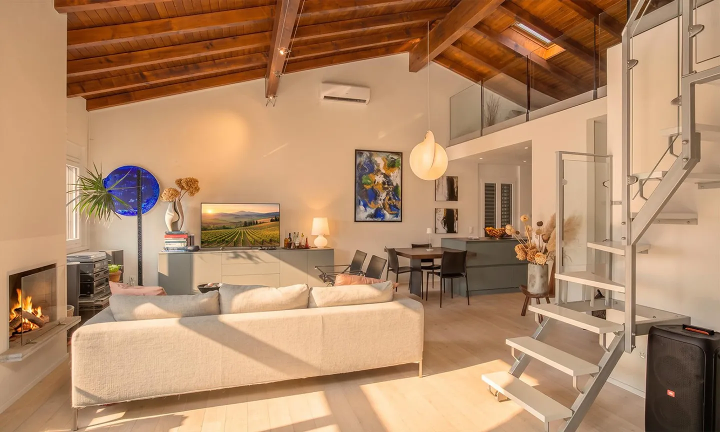 VILLA 5.5 ROOMS RENOVATED WITH LAKE VIEW IN CAPOLAGO - Photo 1 of 9