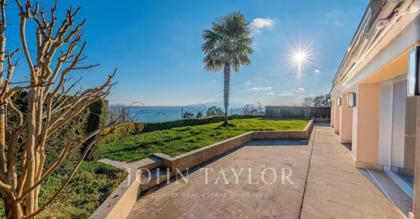 Exclusive Penthouse with Lake View - Photo 5 of 13