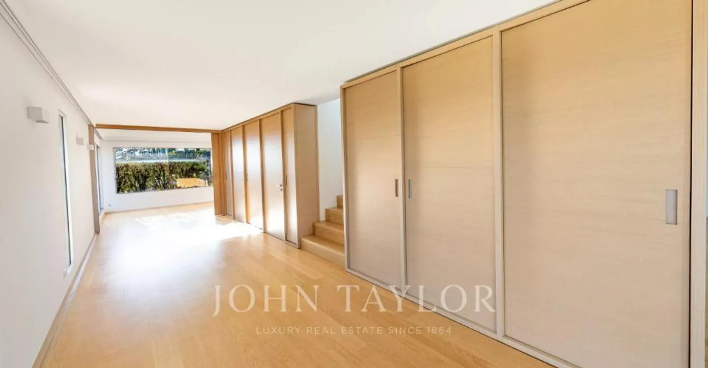 Exclusive Penthouse with Lake View - Photo 6 of 13