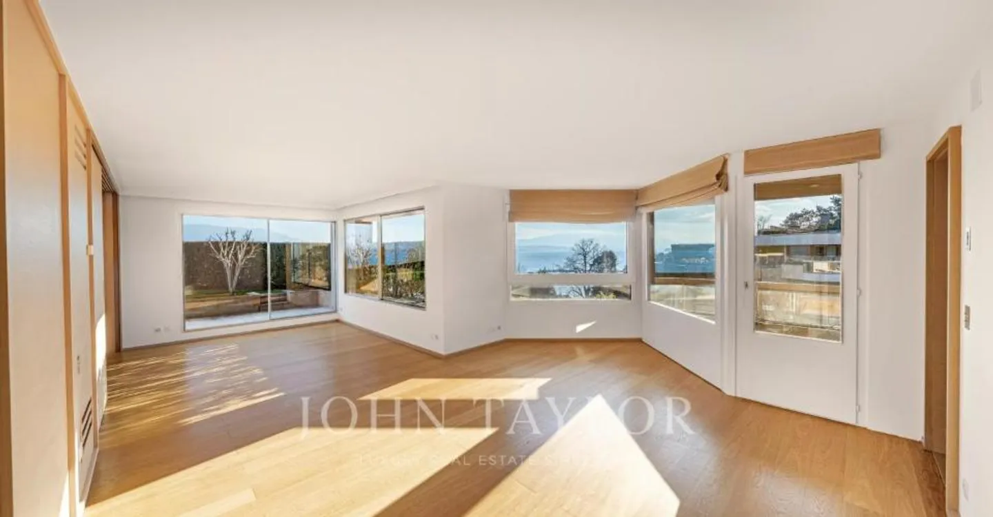 Exclusive Penthouse with Lake View - Photo 7 of 13