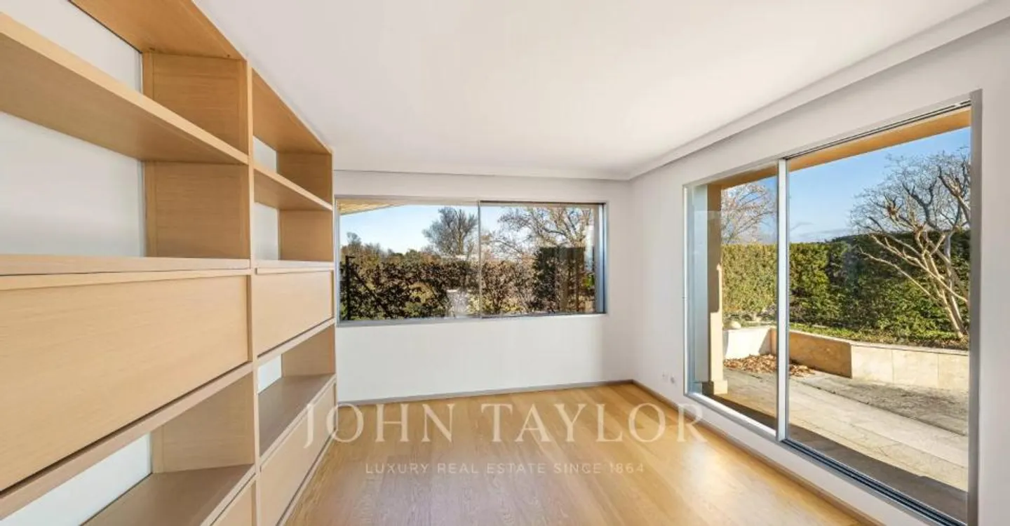 Exclusive Penthouse with Lake View - Photo 8 of 13