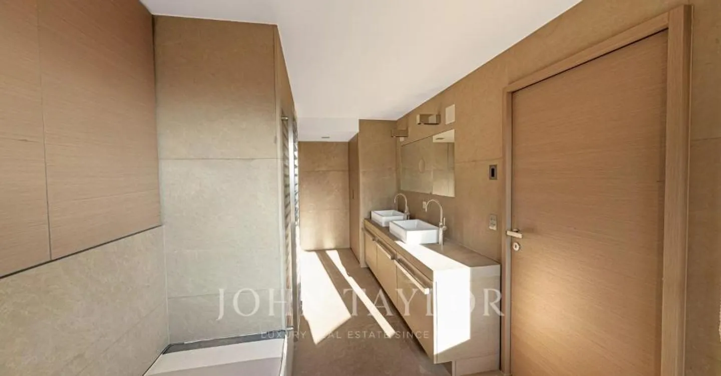 Exclusive Penthouse with Lake View - Photo 9 of 13