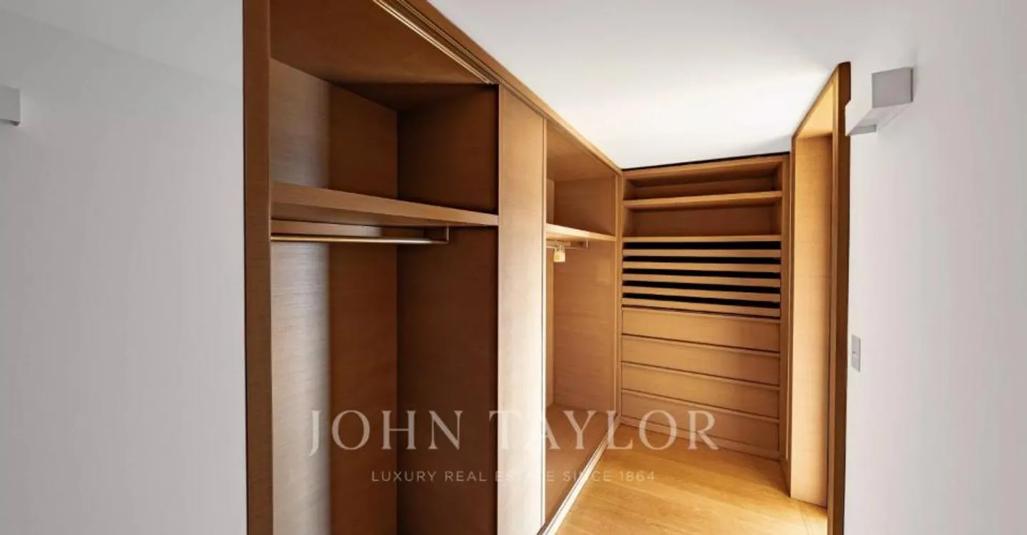 Exclusive Penthouse with Lake View - Photo 11 of 13