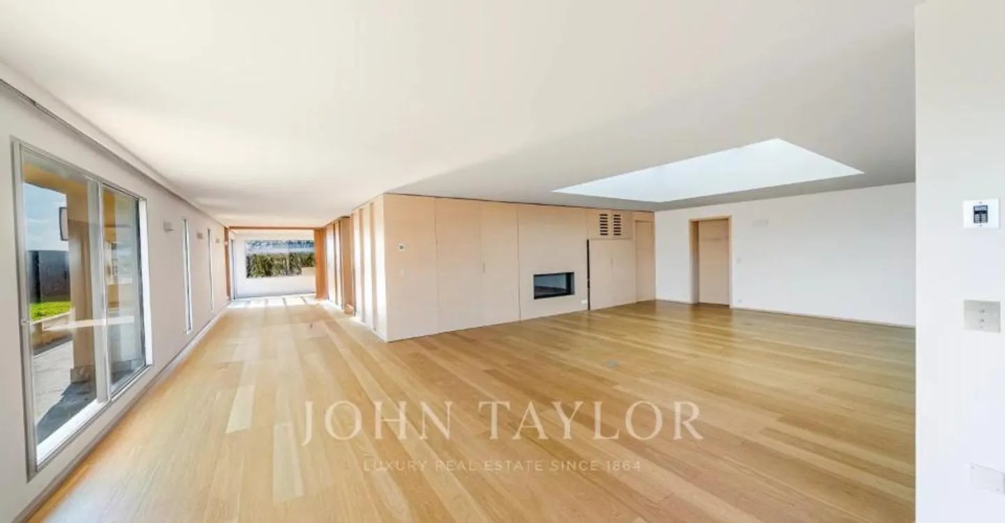 Exclusive Penthouse with Lake View - Photo 3 of 13