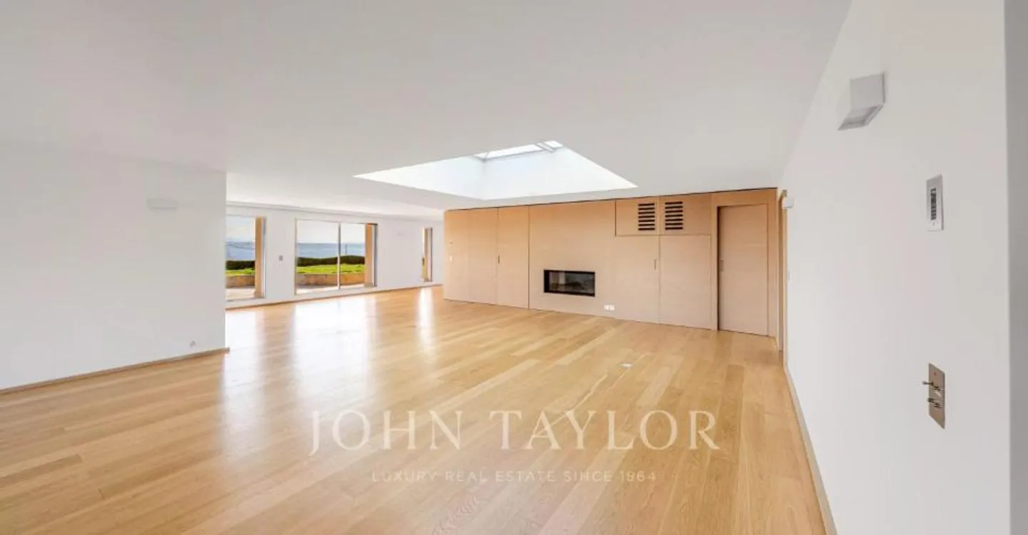 Exclusive Penthouse with Lake View - Photo 4 of 13