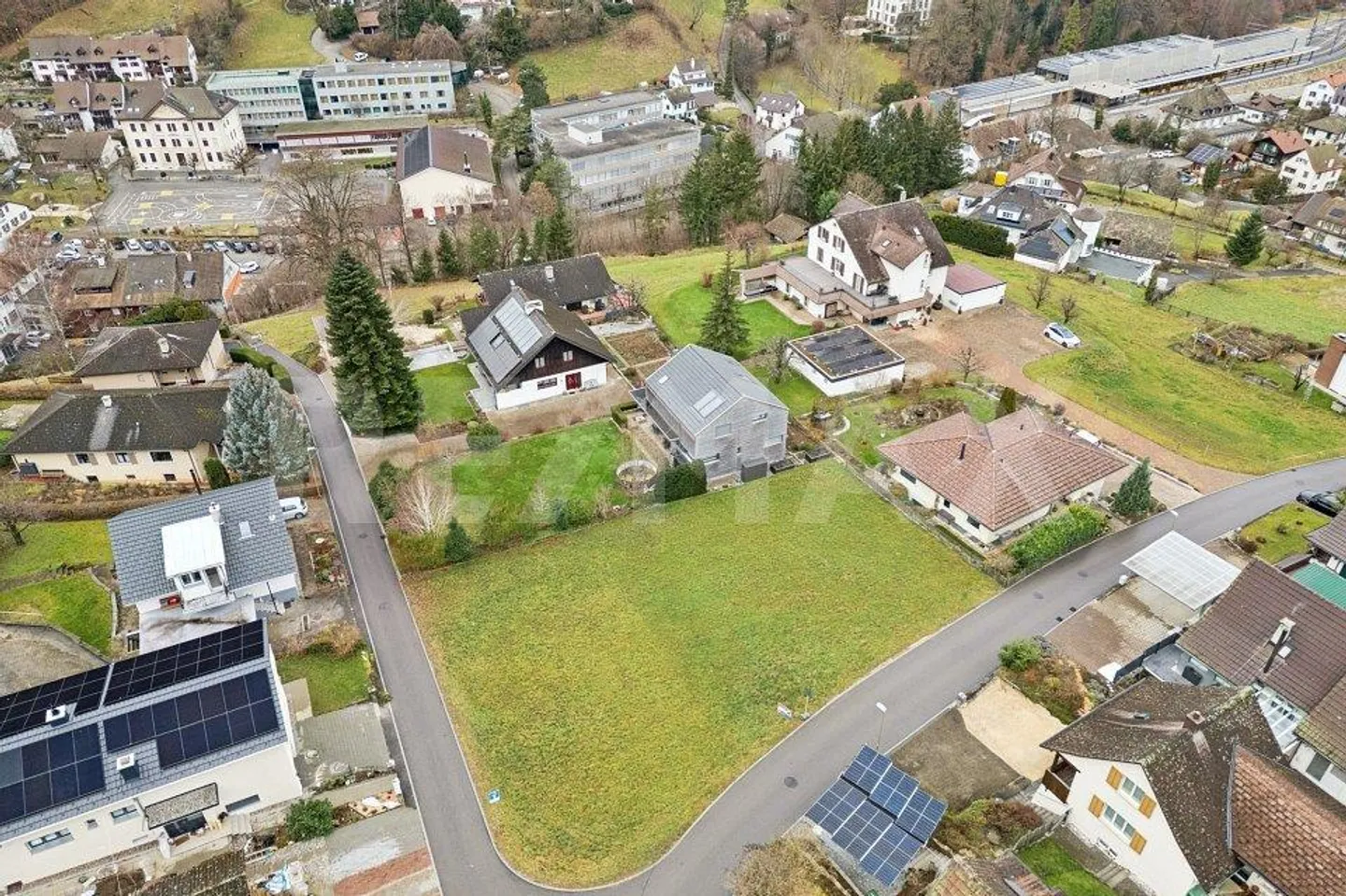 Terrain à bâtir dans un quartier résidentiel calme sur le versant ensoleillé - Photo 2 sur 13