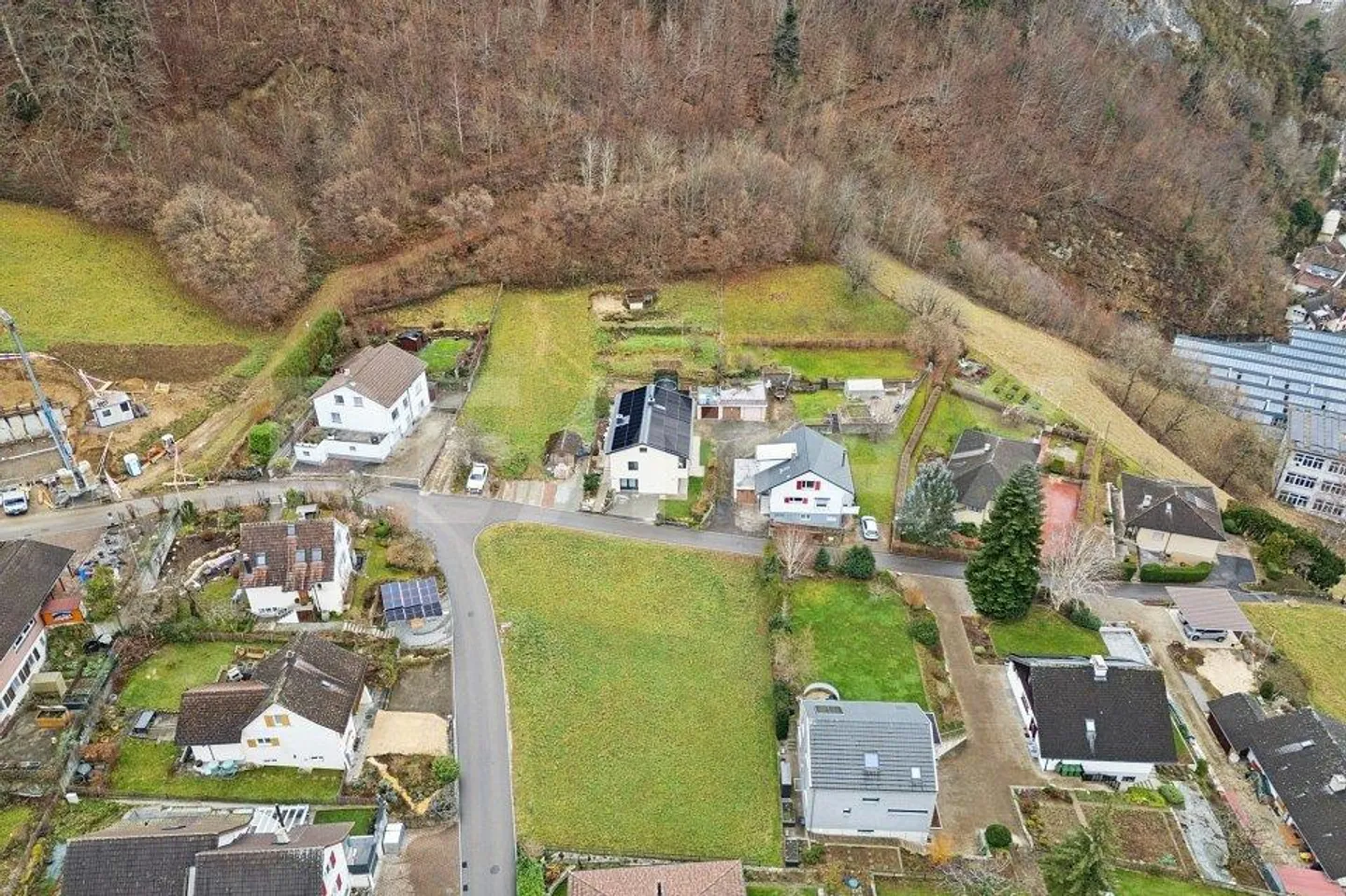 Terrain à bâtir dans un quartier résidentiel calme sur le versant ensoleillé - Photo 5 sur 13