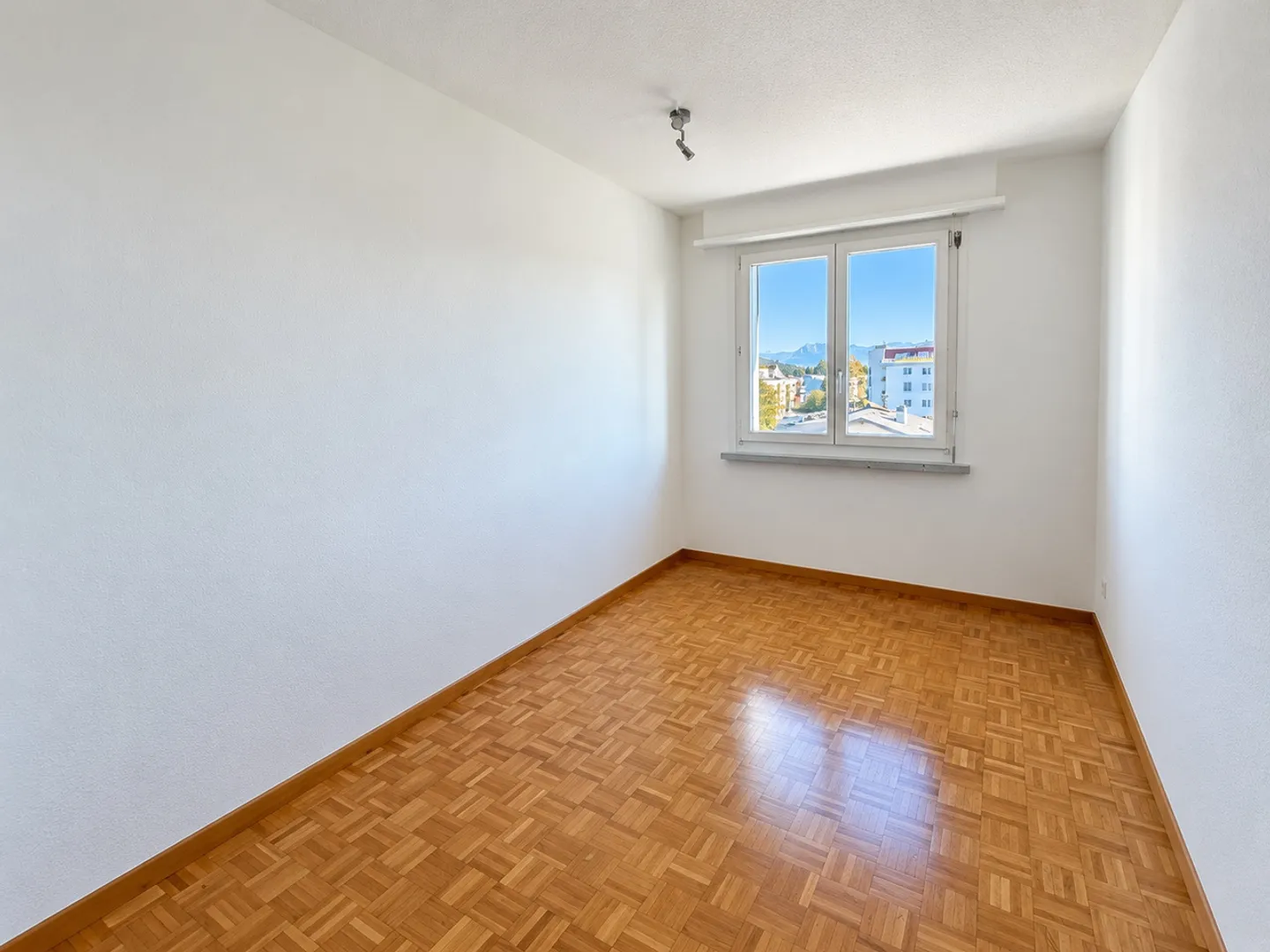 Helle Wohnung mit Bergsicht - Foto 3 von 10